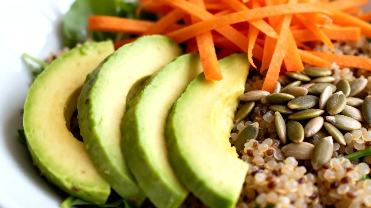 Insalata di quinoa con semi di girasole, avocado e carote julienne"