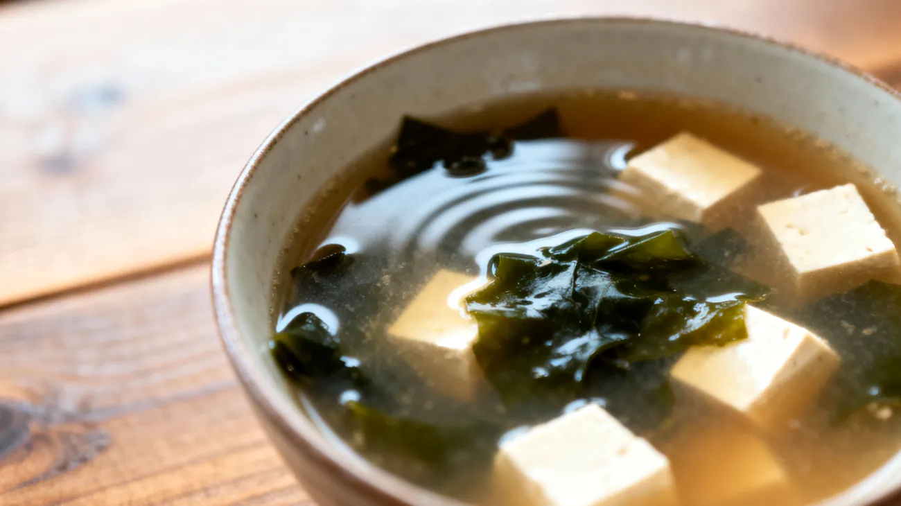 Zuppa di miso con alghe wakame e tofu"