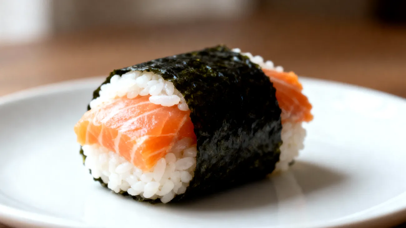 Onigiri con salmone e alghe nori"
